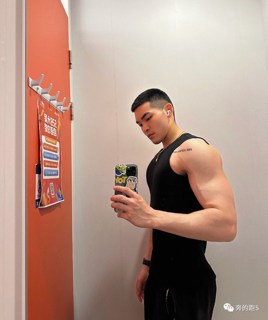 183cm 寸头黑皮体育生私照，网友：X 张力拉满了！