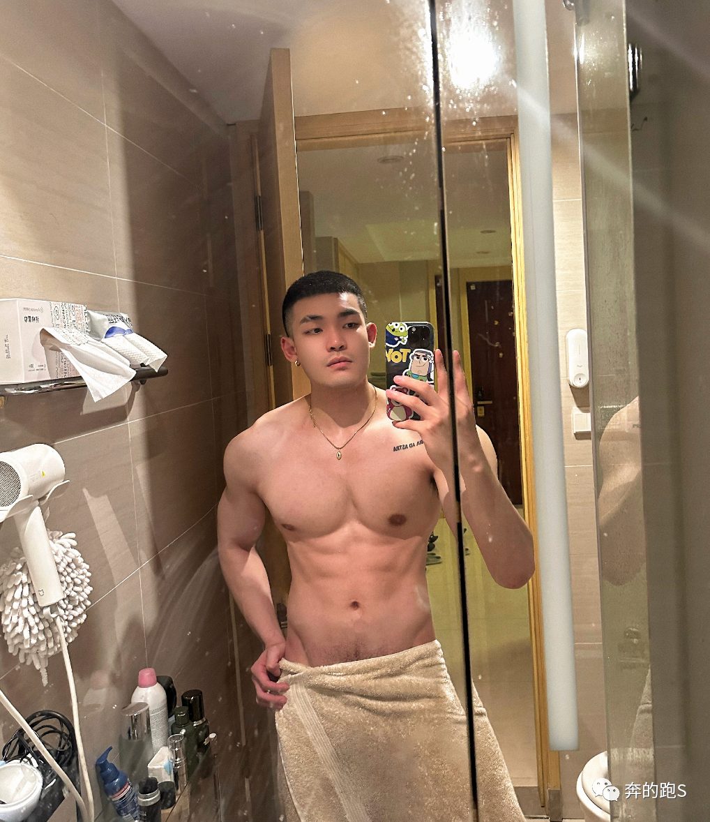 183cm 寸头黑皮体育生私照，网友：X 张力拉满了！