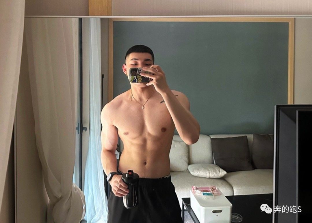 183cm 寸头黑皮体育生私照，网友：X 张力拉满了！