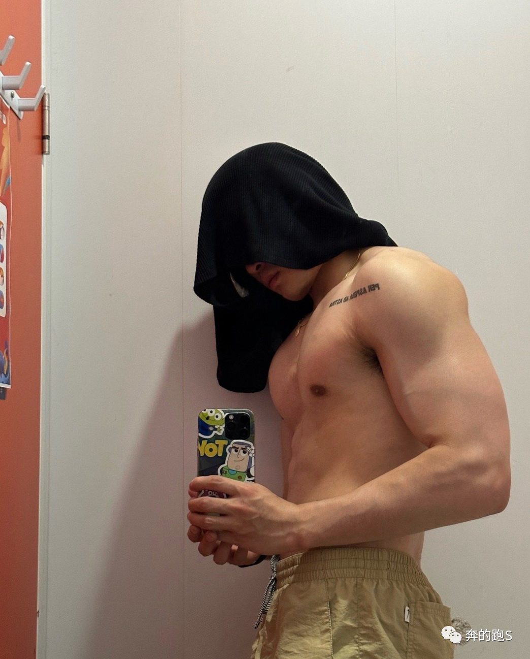 183cm 寸头黑皮体育生私照，网友：X 张力拉满了！