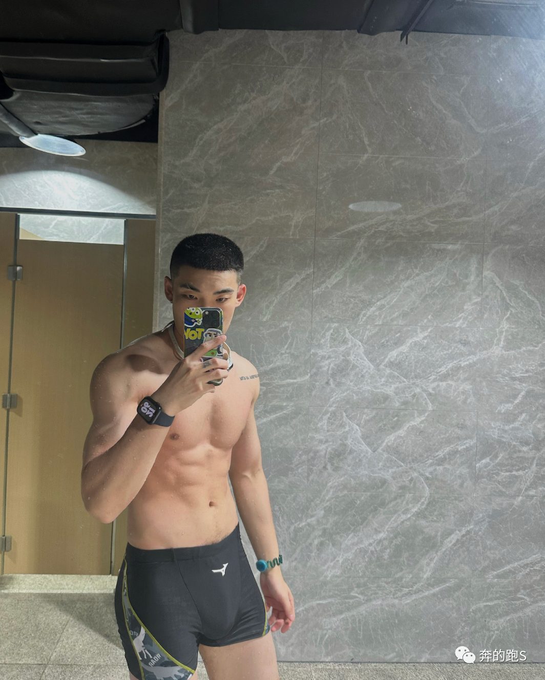 183cm 寸头黑皮体育生私照，网友：X 张力拉满了！