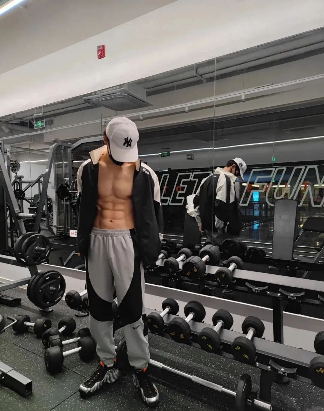 体育生在寝室撩起 8 块硬邦邦腹肌！！