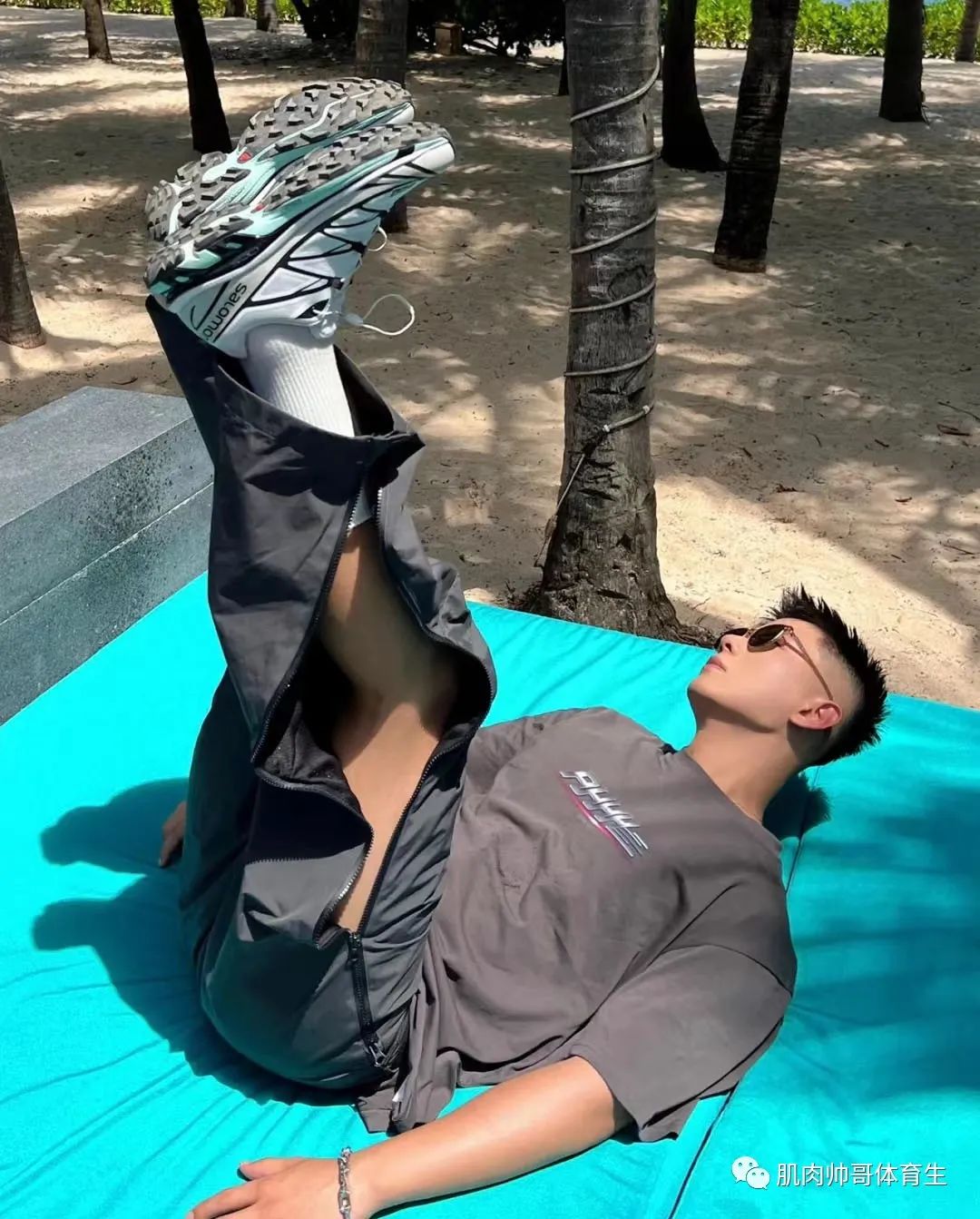 和小哥哥出去玩吗？美是真的美，晒是真的晒