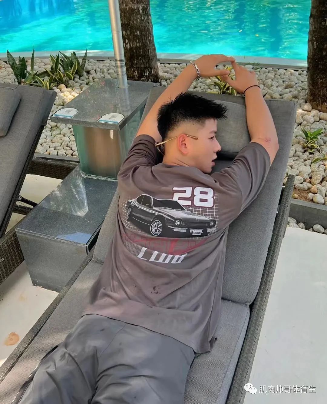 和小哥哥出去玩吗？美是真的美，晒是真的晒