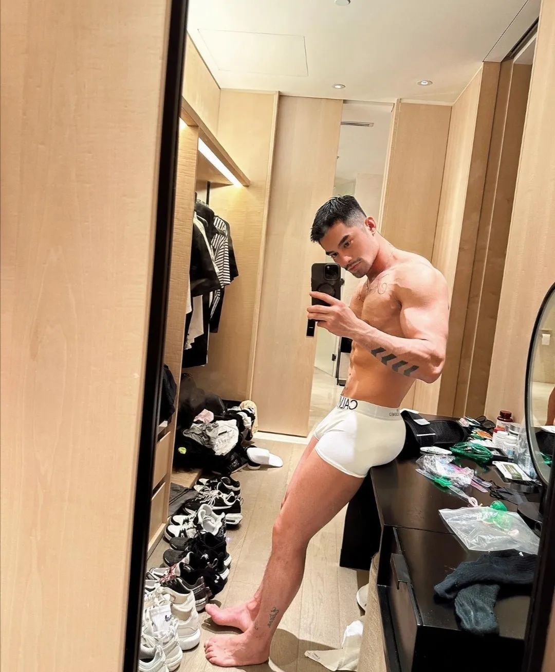 寸头翘臀荷尔蒙肌肉猛男，家住 20 楼！！