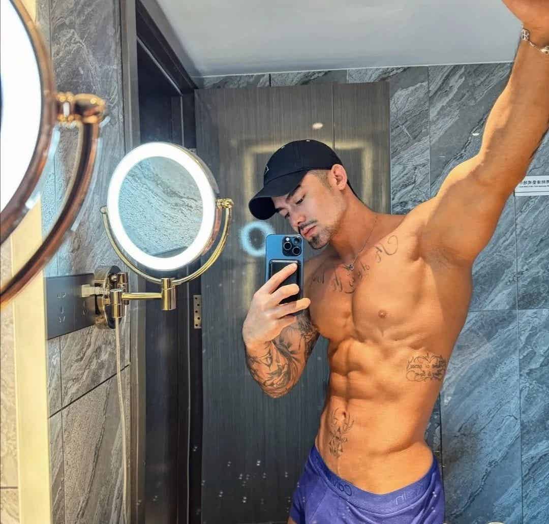 寸头翘臀荷尔蒙肌肉猛男，家住 20 楼！！