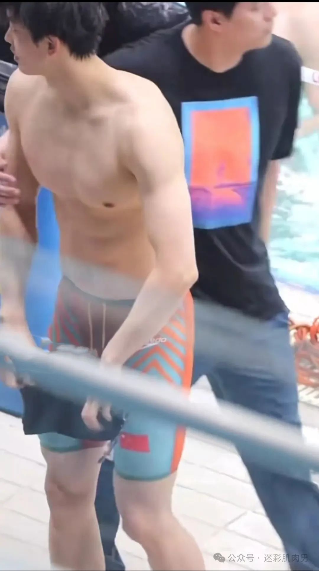 天啦，汪顺被一男子摸了大胸肌！！