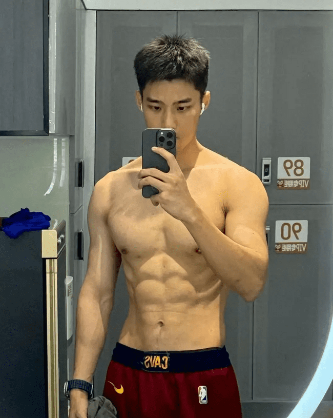 178cm 丹凤眼俊俏腹肌男友，味道很好闻！