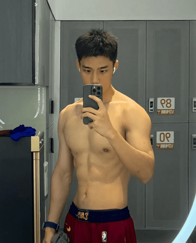 178cm 丹凤眼俊俏腹肌男友，味道很好闻！