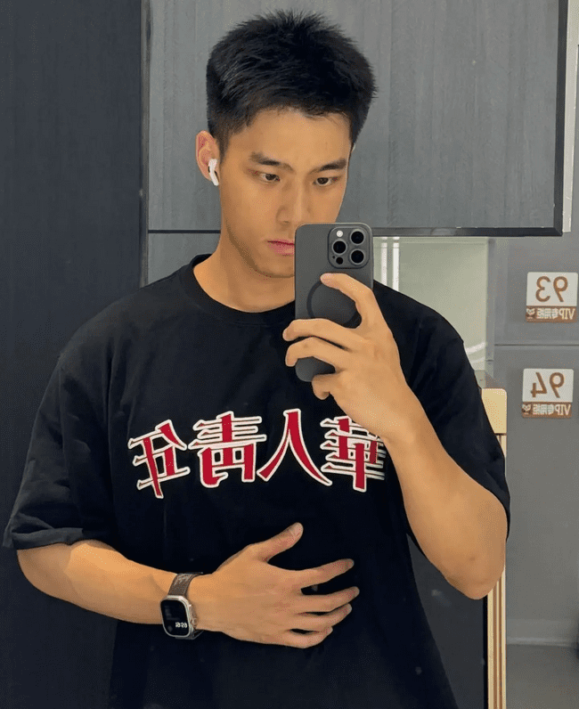 178cm 丹凤眼俊俏腹肌男友，味道很好闻！