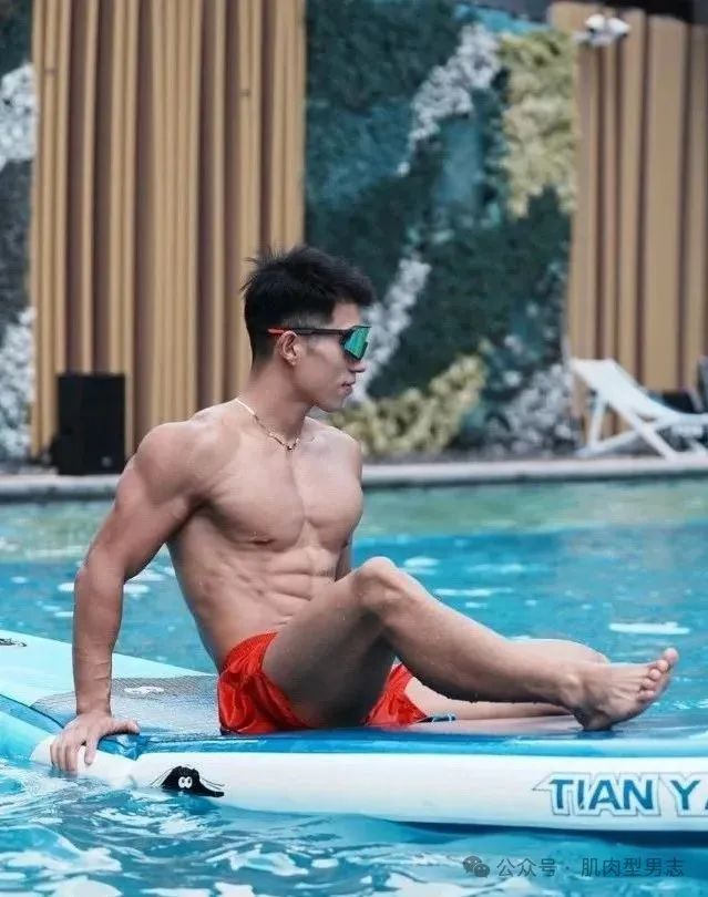 腹肌能当滑梯的健身帅哥，劲爆大胸肌壮男怎么能拿下他？
