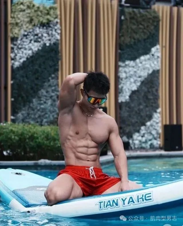 腹肌能当滑梯的健身帅哥，劲爆大胸肌壮男怎么能拿下他？