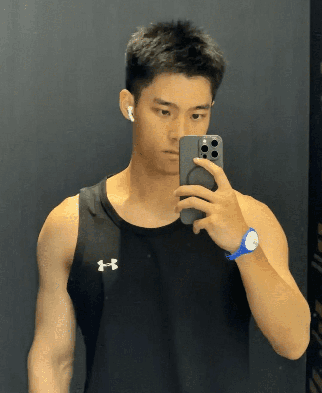 178cm 丹凤眼俊俏腹肌男友，味道很好闻！