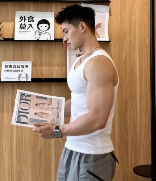 倒三角身材麒麟臂，是真的猛~