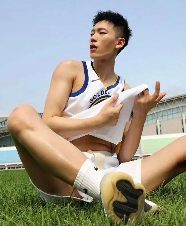 S 零玩弄他的西装硬控能挺住几秒？
