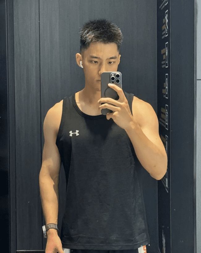 178cm 丹凤眼俊俏腹肌男友，味道很好闻！