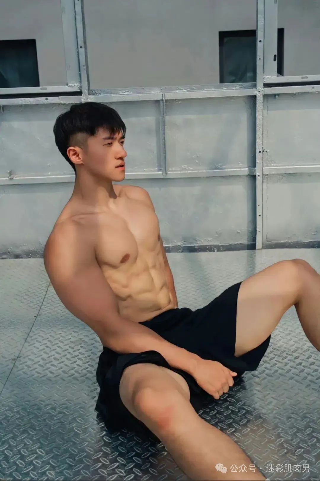  踢球累着的运动男湿透撩衣，直接开始洗澡啦！