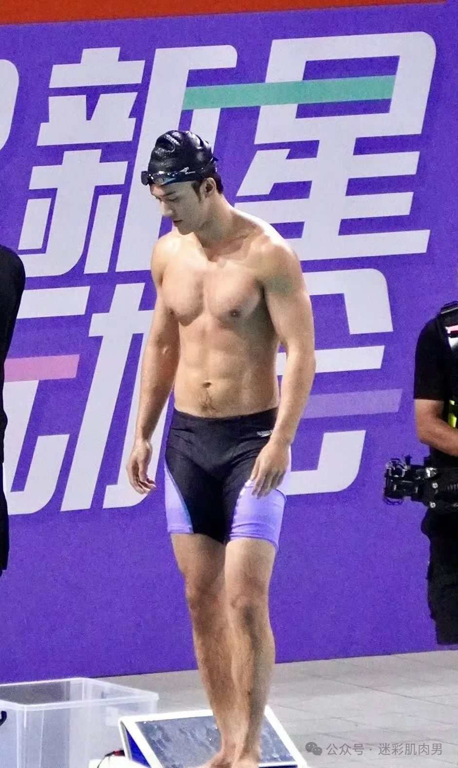  陈牧驰视频脱衣服鞋子送粉丝？紧身裤太凸长腿遮不住！