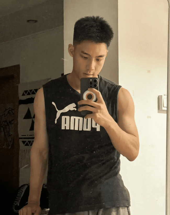 178cm 丹凤眼俊俏腹肌男友，味道很好闻！