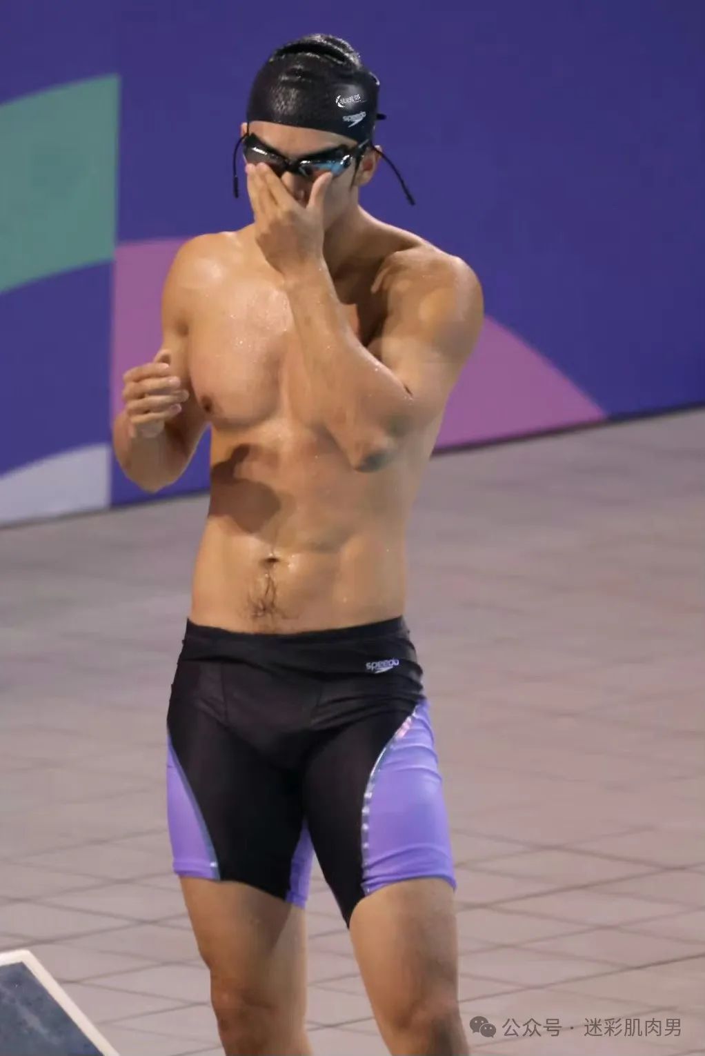  陈牧驰视频脱衣服鞋子送粉丝？紧身裤太凸长腿遮不住！