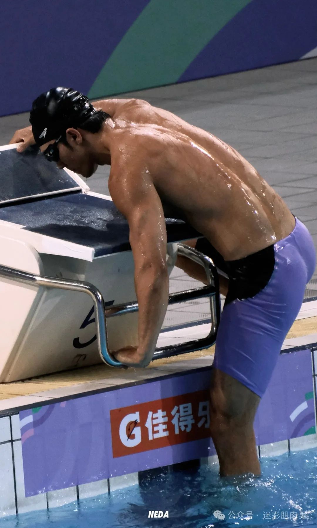  陈牧驰视频脱衣服鞋子送粉丝？紧身裤太凸长腿遮不住！