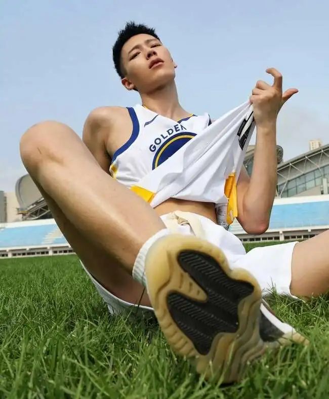 S 零玩弄他的西装硬控能挺住几秒？