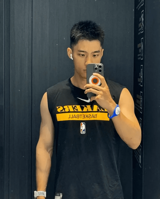 178cm 丹凤眼俊俏腹肌男友，味道很好闻！