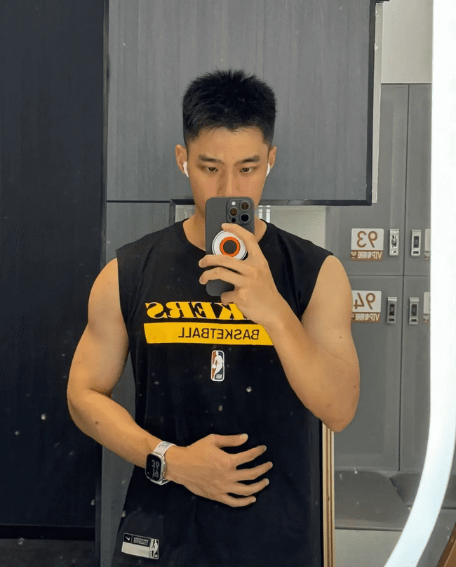 178cm 丹凤眼俊俏腹肌男友，味道很好闻！
