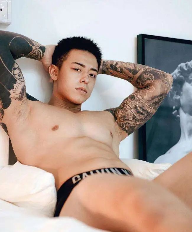  新加坡网红 Titus Low，淋浴照被曝光太帅了！