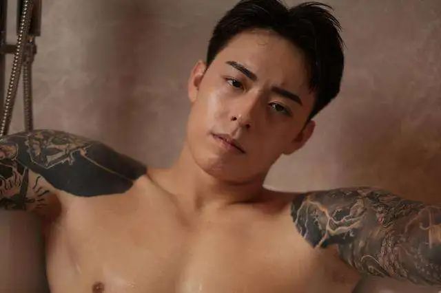  新加坡网红 Titus Low，淋浴照被曝光太帅了！