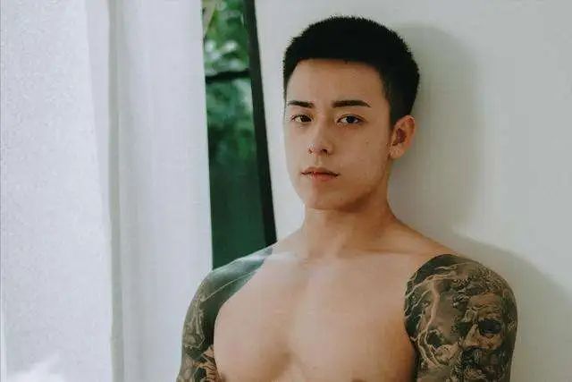  新加坡网红 Titus Low，淋浴照被曝光太帅了！