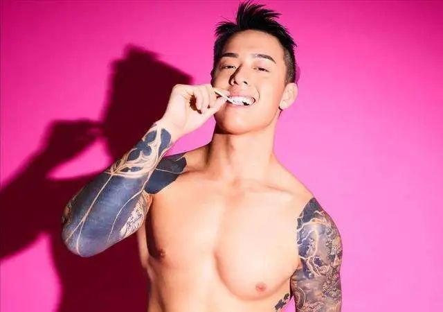  新加坡网红 Titus Low，淋浴照被曝光太帅了！