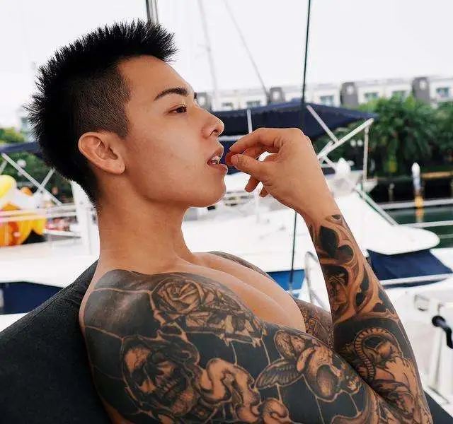  新加坡网红 Titus Low，淋浴照被曝光太帅了！