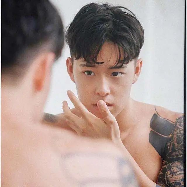  新加坡网红 Titus Low，淋浴照被曝光太帅了！