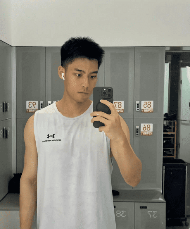 178cm 丹凤眼俊俏腹肌男友，味道很好闻！