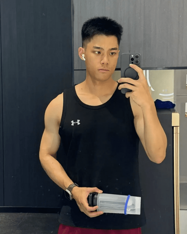 178cm 丹凤眼俊俏腹肌男友，味道很好闻！