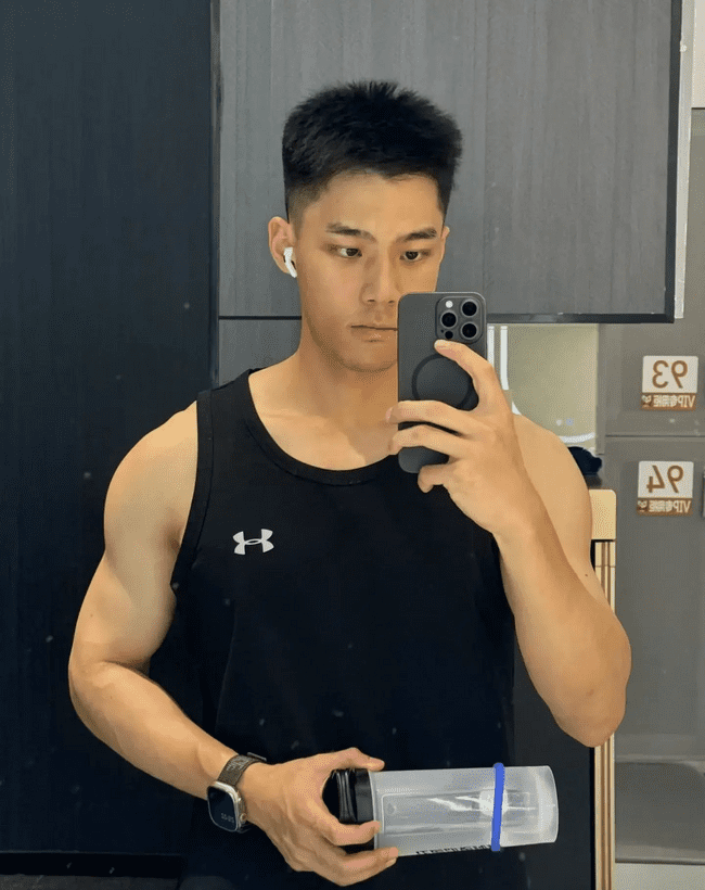 178cm 丹凤眼俊俏腹肌男友，味道很好闻！