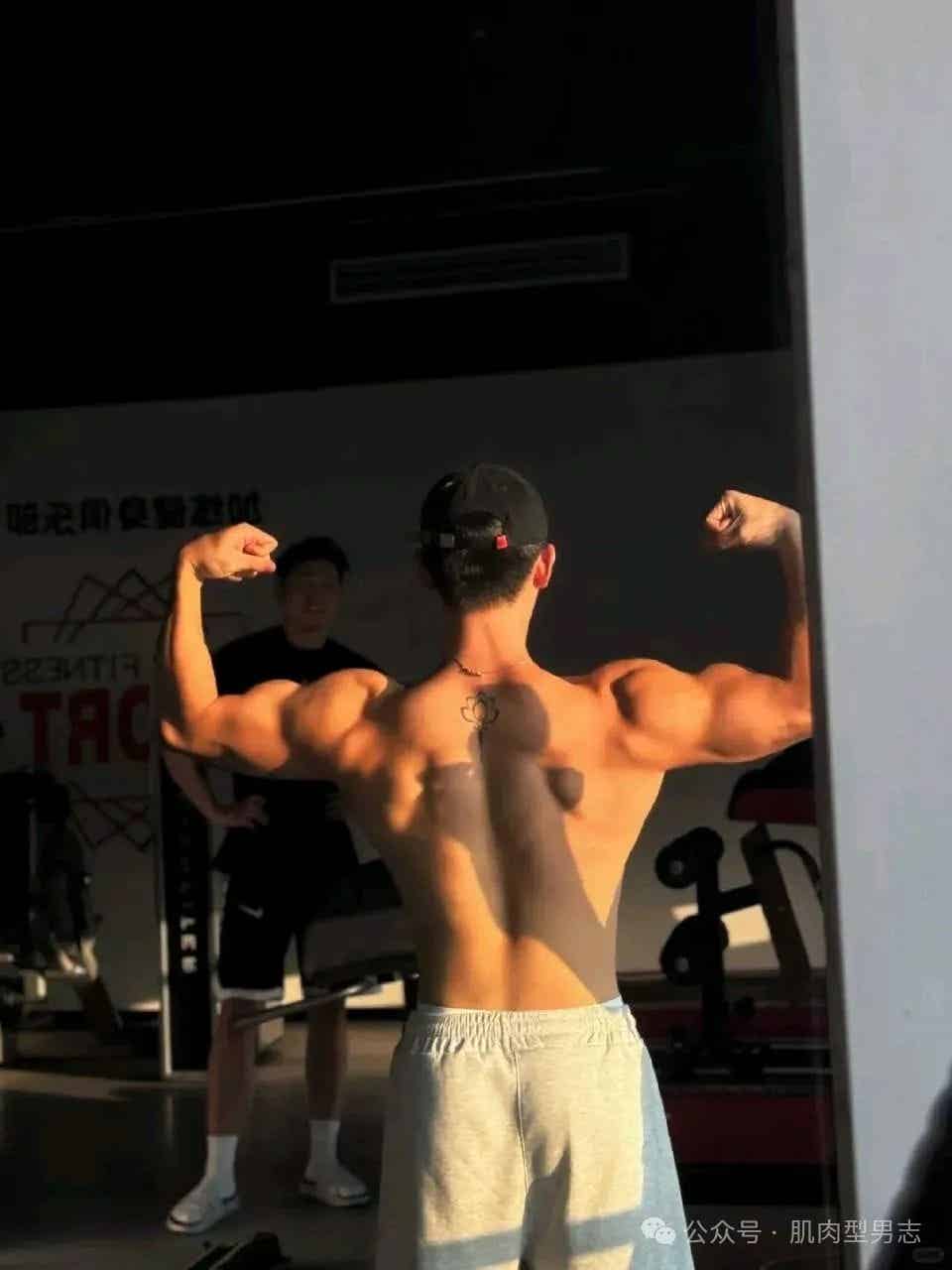 自律减脂中的健身教练