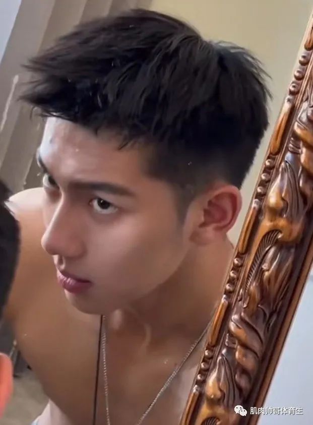 健身肌肉帅哥，这体型算是锻炼的很耐看了
