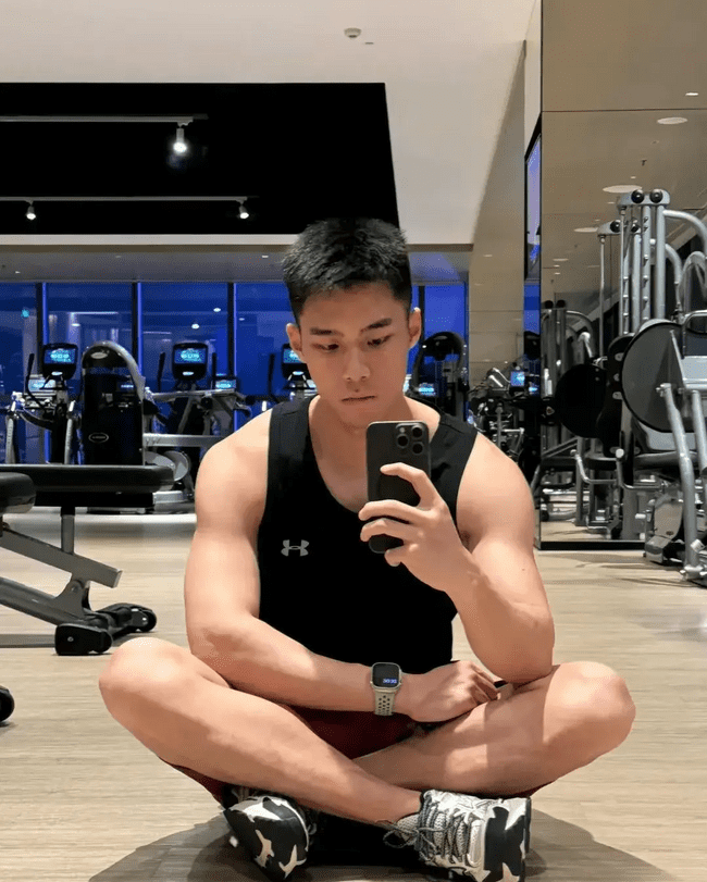 178cm 丹凤眼俊俏腹肌男友，味道很好闻！