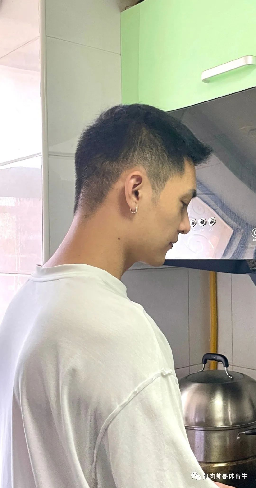 健身肌肉帅哥，这体型算是锻炼的很耐看了