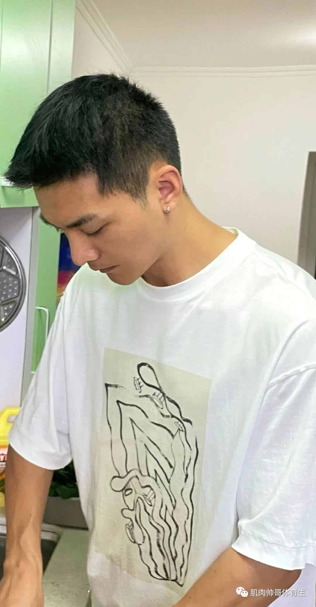 健身肌肉帅哥，这体型算是锻炼的很耐看了