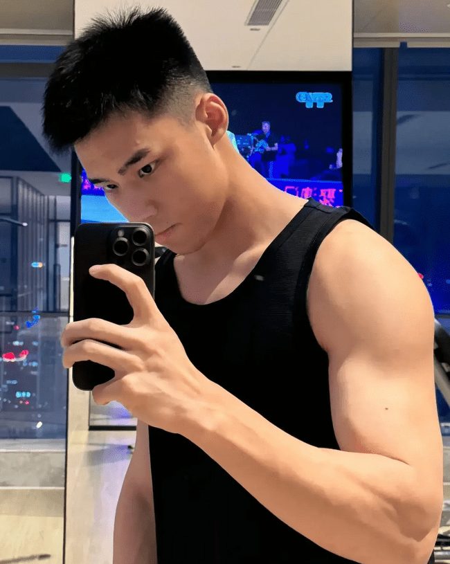 178cm 丹凤眼俊俏腹肌男友，味道很好闻！