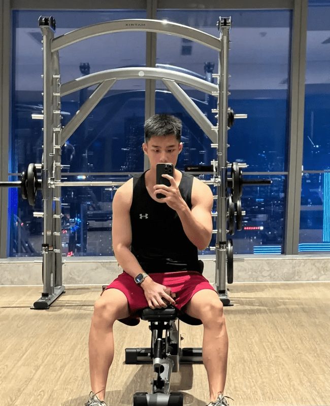 178cm 丹凤眼俊俏腹肌男友，味道很好闻！