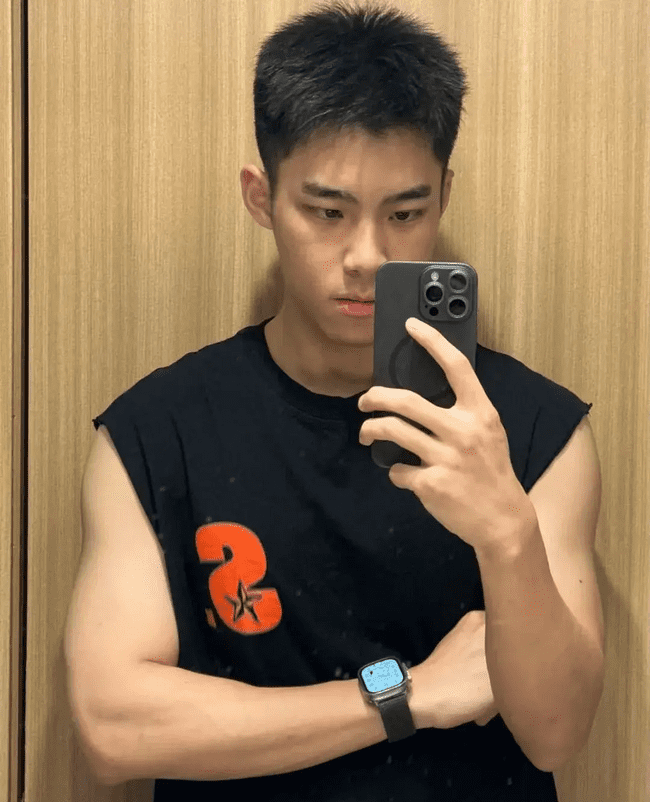 178cm 丹凤眼俊俏腹肌男友，味道很好闻！