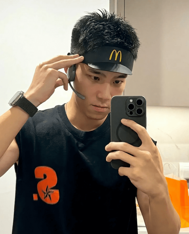 178cm 丹凤眼俊俏腹肌男友，味道很好闻！
