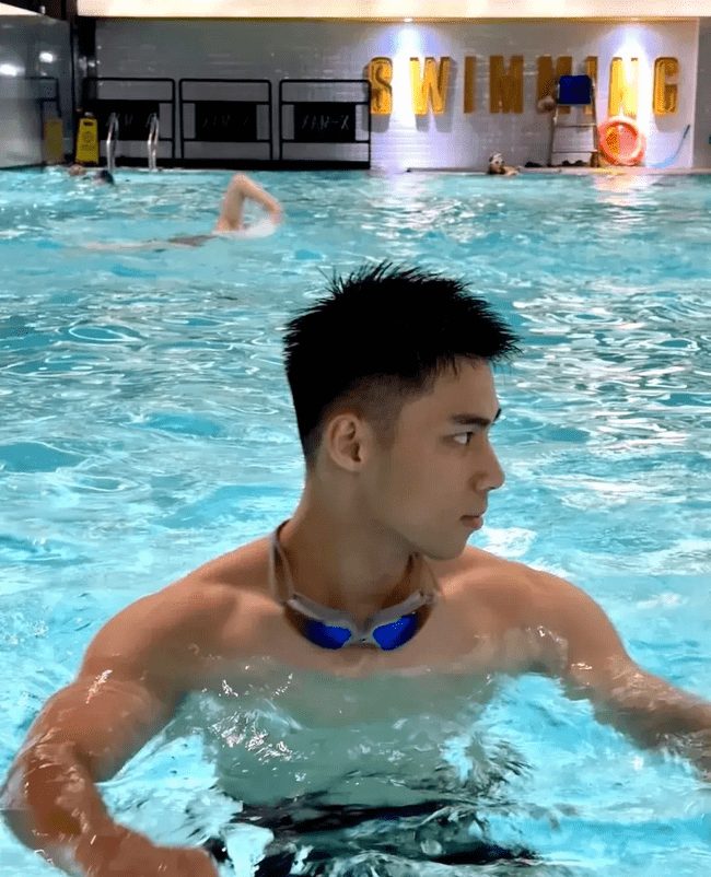 178cm 丹凤眼俊俏腹肌男友，味道很好闻！