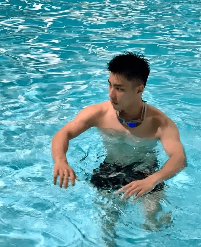 178cm 丹凤眼俊俏腹肌男友，味道很好闻！
