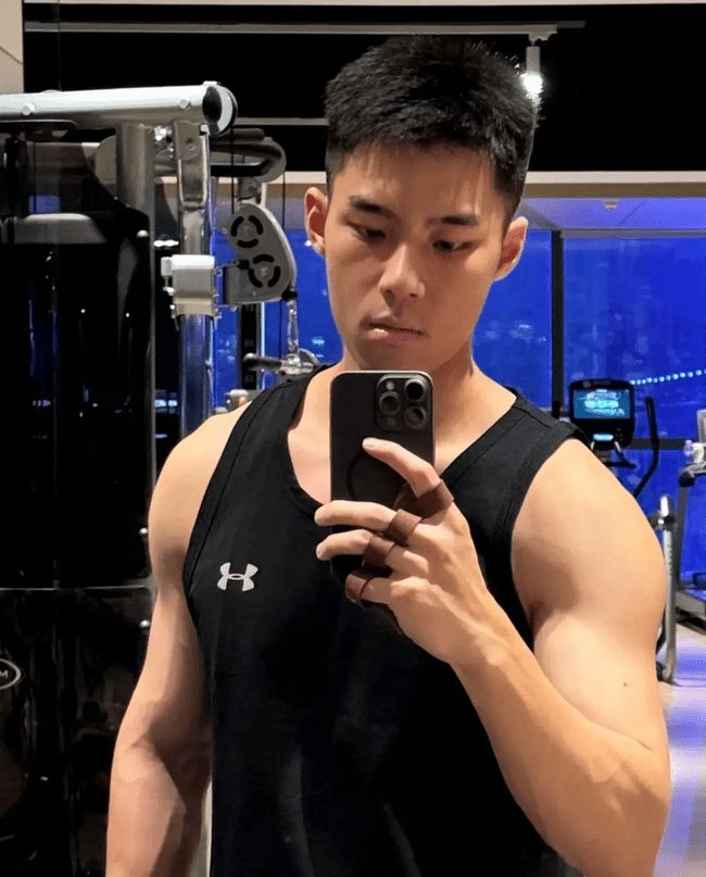178cm 丹凤眼俊俏腹肌男友，味道很好闻！