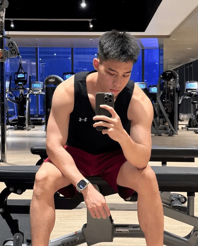 178cm 丹凤眼俊俏腹肌男友，味道很好闻！